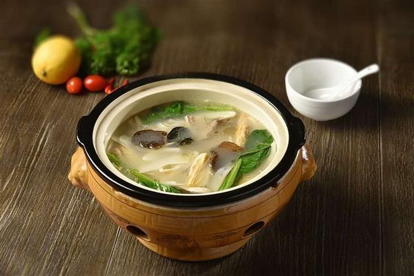 煲汤技巧大公开!焯水后用什么水?冷水冲?错!教你如何最大程度保留汤底鲜美!
