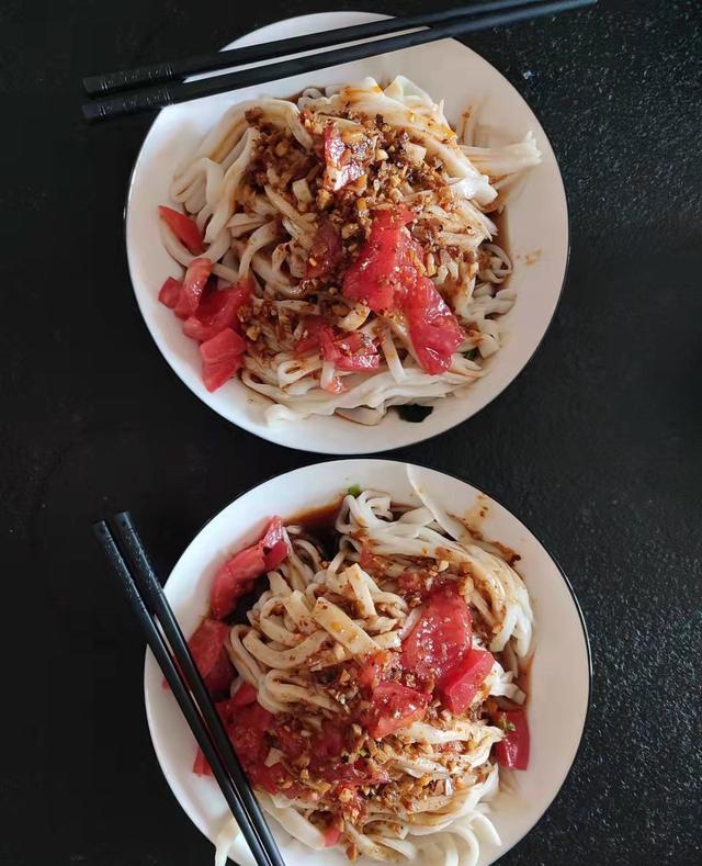 家庭版凉皮制作全攻略：从洗面浆到蒸制，轻松掌握凉皮美味秘诀！