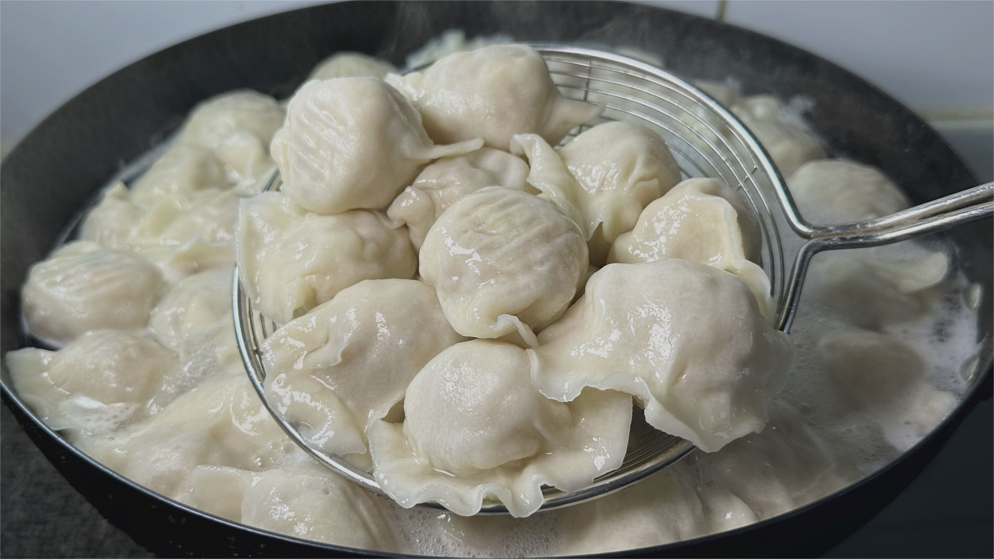 解密饺子馅多汁的秘密:掌握打水方向与蔬菜处理的精妙技巧