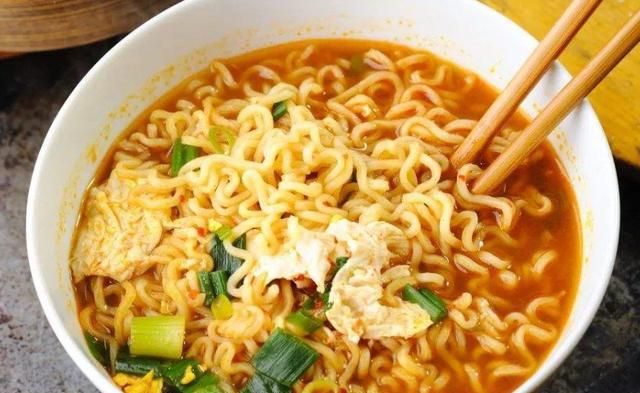 泡面也能变身餐厅级美味!3种食材轻松升级你的泡面体验