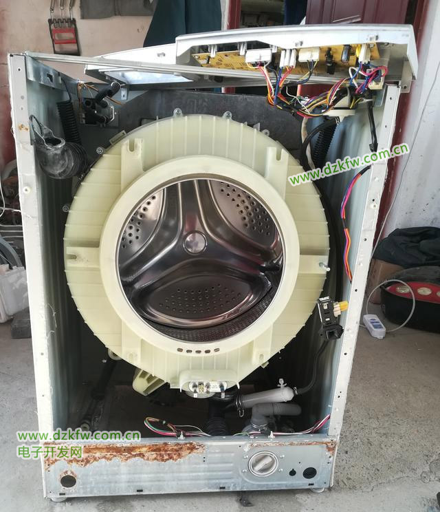 滚筒洗衣机脱水震动大?如何检查底座调平与配重块确保安全运行