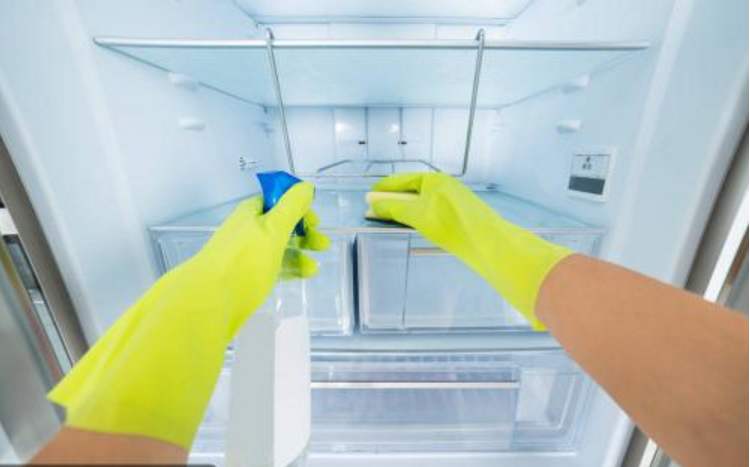 冰箱深度清洁指南:高效清洁步骤、实用技巧及预防食物变质的维护方法