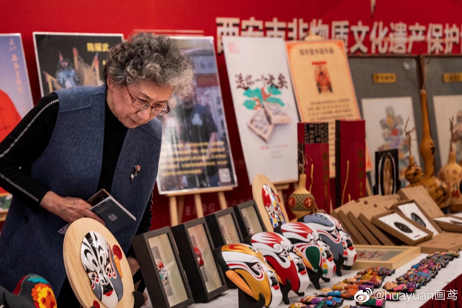 社交中参观艺术展览,提升审美能力